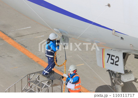 機体を確認するグランドハンドリング 空港の地上業務 機体を確認するグランドハンドリング 空港の地上業務 110311717