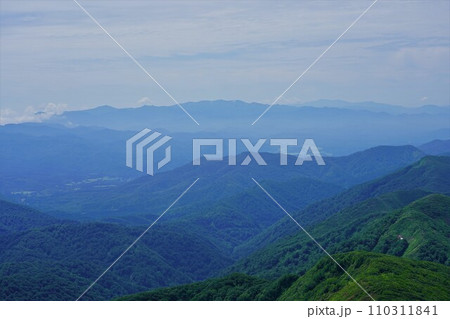 和賀岳小鷲倉からの焼石岳と栗駒山 110311841