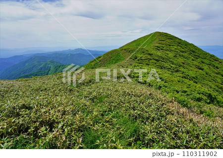 和賀岳頂上直下の稜線 110311902