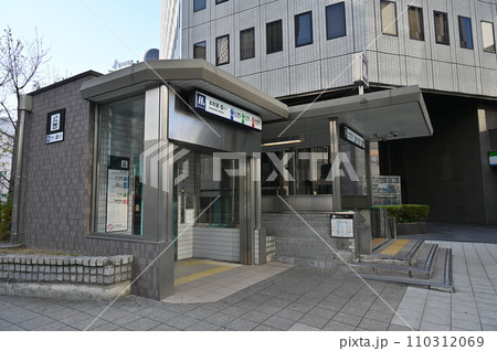 大阪メトロの本町(ほんまち)駅の出入り口 大阪メトロの本町(ほんまち)駅の出入り口 110312069