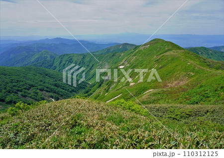 和賀岳からの小鷲倉・小杉山の稜線 110312125