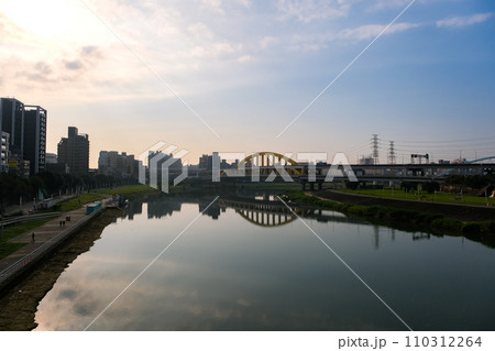台湾 台北市 レインボー橋から眺める基隆河と台北の街並み 110312264