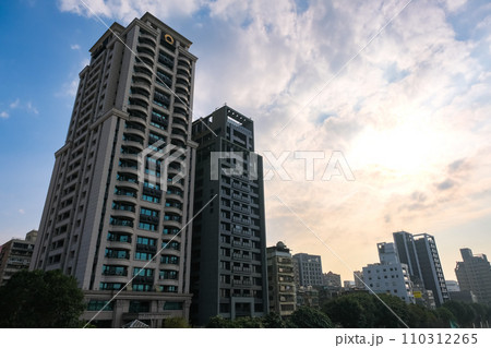 台湾 台北市 松山の高層マンション群 110312265