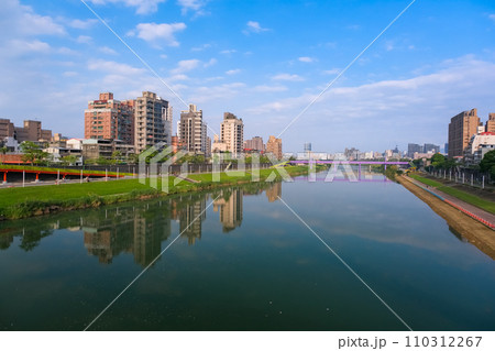 台湾 台北市 レインボー橋から眺める基隆河と台北の街並み 110312267