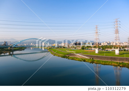 台湾 台北市 基隆河と台北の街並み 110312279