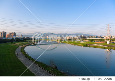 台湾 台北市 基隆河と台北の街並み 110312280