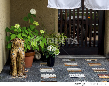 或る店先の風景 110312525