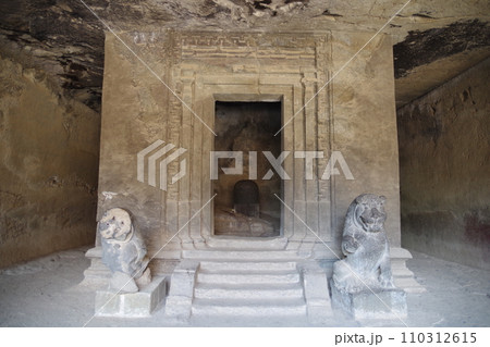 インド　世界遺産エレファンタ石窟群 110312615