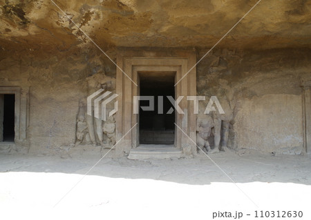 インド　世界遺産エレファンタ石窟群 110312630