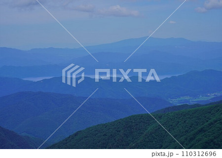 和賀岳山頂からの田沢湖と森吉山 110312696