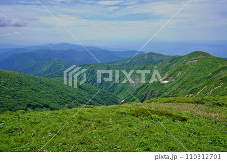 和賀岳山頂からの小鷲倉への稜線 110312701