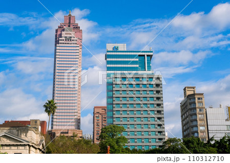 台湾 台北市 二二八和平公園から見える台北の高層ビル群 台湾 台北市 二二八和平公園から見える台北の高層ビル群 110312710