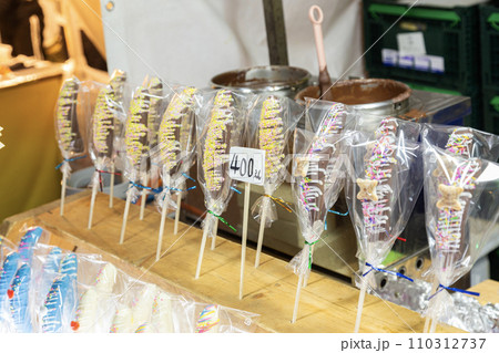 屋台のラッピングされたチョコバナナ 屋台のラッピングされたチョコバナナ 110312737