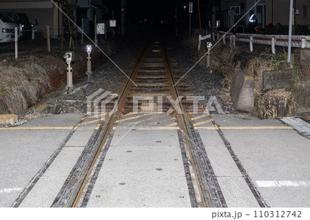 夜のローカル線線路 110312742