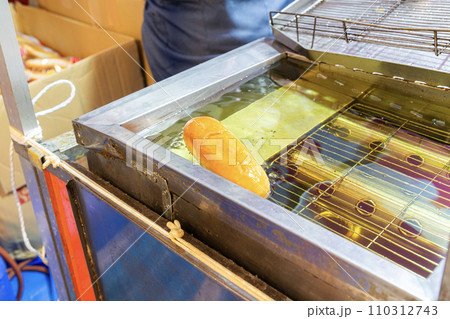 屋台で調理中の揚げパン 110312743