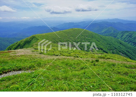 和賀岳山頂からのコケ平への稜線 110312745