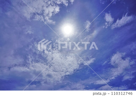 和賀岳山頂の太陽と青空 110312746