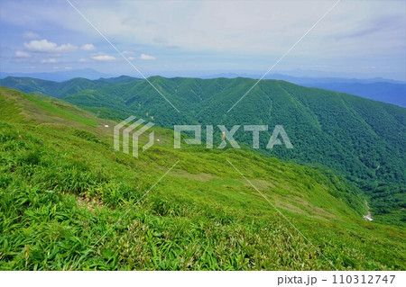 和賀岳山頂からの和賀山塊の稜線 110312747