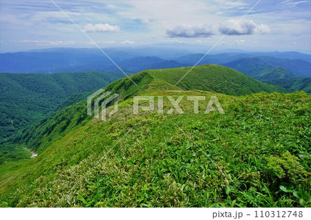 和賀岳山頂からのコケ平への稜線 110312748