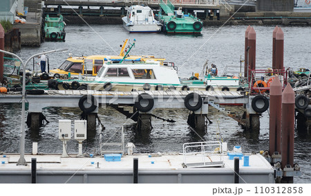 港に停泊する船舶 110312858