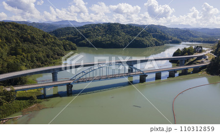 新桂沢ダムの完成に向けて架け替えされた国道452号桂沢大橋 110312859