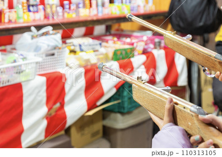 夜店で射的をする女の子 夜店で射的をする女の子 110313105
