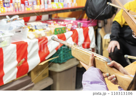 夜店で射的をする女の子 110313106