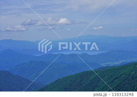 和賀岳山頂からの田沢湖と森吉山 110313248