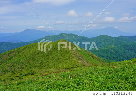 和賀岳山頂からの秋田駒ヶ岳と岩手山 110313249