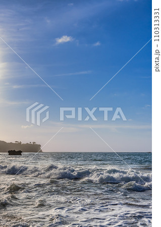 日暮れ時のクブビーチ 110313331