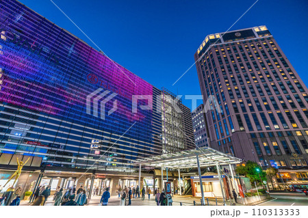 日本の横浜都市景観 イルミネーションや窓ガラスに映る横浜駅前、ベイシェラトンHなど＝令和6年1月6日 110313333