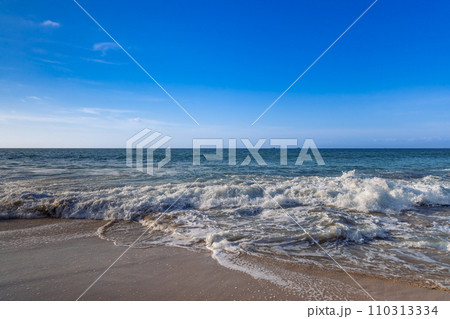 ほとばしる波と空 110313334