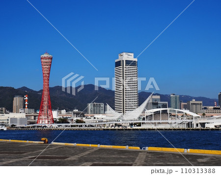 2024年1月神戸ハーバーランドらか見たメリケンパークの風景 110313388