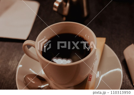 コーヒーとカップに入ったコーヒー 110313950
