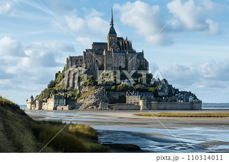 サン・マロ湾に浮かぶモン・サン＝ミシェル：AI生成画像 110314011