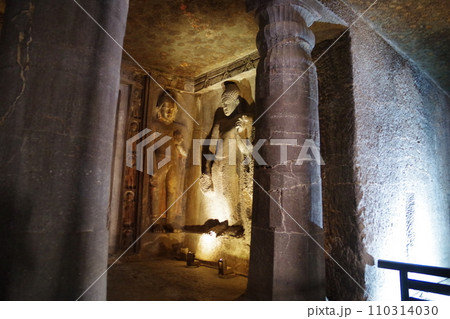 インド　世界遺産アジャンター石窟群 110314030