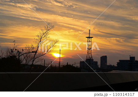 鉄塔と夕焼け空と雲（横構図） 110314317