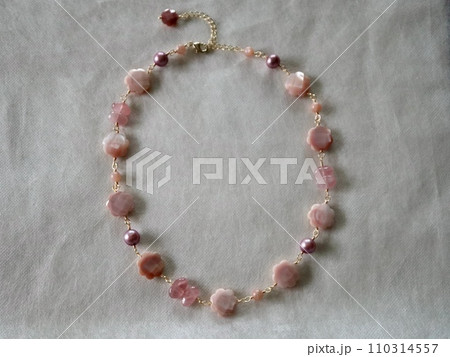 ピンクシェルのショートネックレス（天然石アクセサリー） 110314557