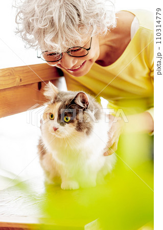 猫が大好きな日本人シニア女性（猫・飼い主） 110314779
