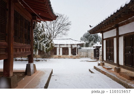 This building is a shrine from the Joseon Dynasty. 110315657