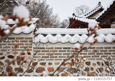 Yonggeonneung Royal Tomb is the tomb of a king during the Joseon Dynasty in Korea. 110315757
