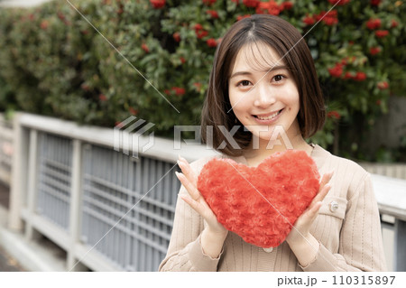 赤いハートを持つ女性 赤いハートを持つ女性 110315897