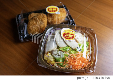値引きされた惣菜のチキンサラダとヒレカツ 値引きされた惣菜のチキンサラダとヒレカツ 110316150