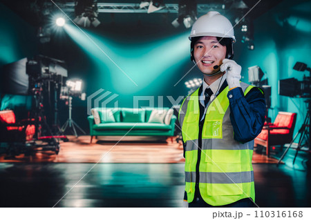 スタジオの大道具担当を務める若い男性 スタジオの大道具担当を務める若い男性 110316168