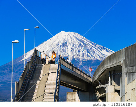 外国人に人気のインスタスポット 富士山夢の大橋 外国人に人気のインスタスポット 富士山夢の大橋 110316187