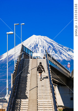 外国人に人気のインスタスポット　富士山夢の大橋 110316188