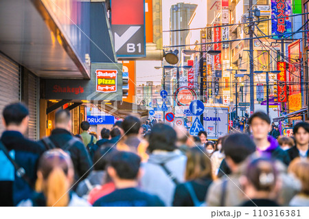 日本の横浜都市景観 脱コロナで撲滅のマ姿が12月増化したが再び減へ…イ予防のマ不要＝令和6年1月6日 110316381