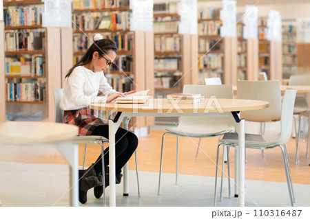 本を読む女の子 110316487