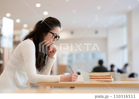 勉強をする女性 勉強をする女性 110316511