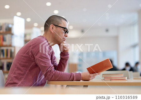 本を読む男性 110316589